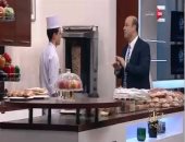 بالفيديو.. سيخ شاورمة باستوديو حلقة برنامج عمرو أديب 