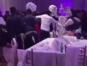بالفيديو.. حفل زفاف بكندا يتحول لخناقة بعد توزيع شاب صور فاضحة له مع العروسة
