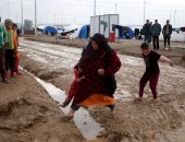 بالصور.. النازحين العراقيين من جحيم الحرب للوحل والطقس السيئ بمخيم خازر