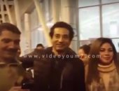 بالفيديو.. المعجبون يلتفون حول عمرو سعد بمطار القاهرة