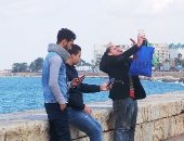 "الإسكندرانية" يتحَدُّون الأمطار بـ"السيلفى والحنطور وصيد السمك"