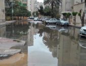 بالصور.. غرق شوارع بحى سموحة فى مياه الصرف الصحى