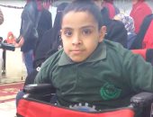 بعد رحلة عذاب مع المرض 10 سنوات.. طفل سيناوى معاق حلمه كرسى كهربائى متحرك