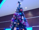 بالصور.. أشجار الكريسماس و بابا نويل تزين مطار القاهرة احتفالا برأس السنة