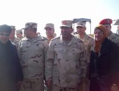 بالصور.. قائد الجيش الثانى يتابع اللمسات الأخيرة لـ"الكوبرى العائم" ببورسعيد