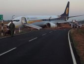 بالصور.. انحراف طائرة هندية عن المسار قبل إقلاعها من المطار وإصابة 15 راكبا