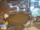 بالصور.. غرق شارع الوحدة بمدينة السرو فى دمياط بسبب كسر ماسورة صرف