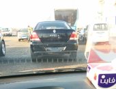 قارئ يرصد سير سيارة بدون لوحات معدنية فى 6 أكتوبر