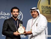 تكريم محمد صلاح فى مؤتمر دبى الرياضى
