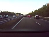 بالفيديو.. سيارة تسلا الذكية تتوقع حادث على الطريق قبل أى سائق