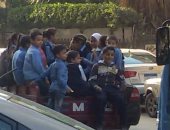قارئ يرصد سيارة نصف نقل مكدسة بتلاميذ المدارس فى حدائق القبة