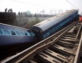 مصرع وإصابة أكثر من 42 شخصا إثر انحراف قطار عن مساره بشمال الهند