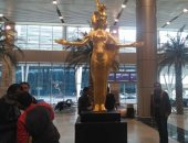 ننشر صور تمثال المعبودة "سرقت" بعد وضعه بمطار القاهرة للترويج للسياحة