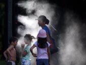 بالصور...موجه حارة تضرب البرازيل وفرار المواطنين إلى الشواطئ والحدائق