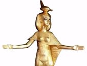 "الآثار" تهدى نموذجا أثريا لتمثال المعبودة "سرقت" لوزارة الطيران المدنى