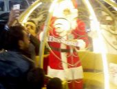 تداول صور لشاب يرتدى زى "بابا نويل" ويوزع الحلوى على الأطفال بحى فيصل 