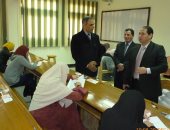 رئيس جامعة بورسعيد يتابع سير امتحانات نصف العام بكلية الصيدلة