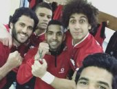 مباراة القمة.. لاعبو الأهلي يحتفلون بمؤمن زكريا بسيلفى المقص