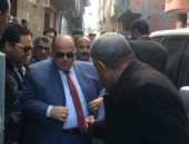 أهالى عزبة الصفيح بالدقهلية يستوقفون المحافظ ويطالبونه بإنشاء خط للصرف