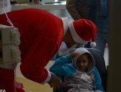 "بابا نويل" مستشفى السرطان.. حكاية شاب رسم البسمة على وجوه الأطفال
