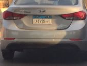 قارئ يرصد سيارة بلوحات مرور مطموسة على طريق إسكندرية الصحراوى