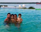 ميسي يودع 2016 مع أسرته فى حمام السباحة