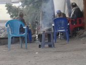 بالفيديو والصور.. رواد مقهى يشعلون النار بفلنكات سكة حديد المراغة للتدفئة بسوهاج