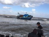 بالصور .. شحوط مركب صيد ببوغاز رشيد والصيادون يطالبون بإنقاذها