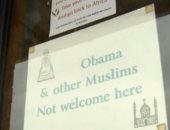 لافتات عنصرية على واجهة متجر أمريكى : المسلمين غير مرحب بهم هنا