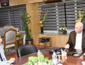 محافظ أسوان يناقش آلية تنفيذ مشروع إحلال منازل النوبة