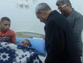 محافظ قنا يطمئن على مصابى حادث انقلاب ميكروباص بطريق قنا –نجع حمادى