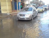 بالصور.. انفجار ماسورة مياه بطريق طنطا السنطة توقف حركة سير السيارات