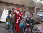 أسرة القس فارس بشارع فيصل تتنكر سنوياً فى شكل بابا نويل لتوزيع بهجة العيد