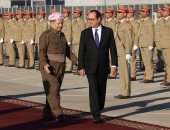 بالصور.. رئيس إقليم كردستان العراق يستقبل هولاند لدى وصوله مطار أربيل