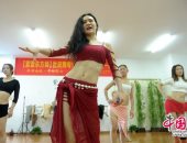بالصور.. فتاة صينية تفتتح مدرسة لتعليم "الرقص الشرقى"