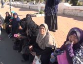 بالفيديو والصور.. اعتصام سيدات الحالات الخاصة وأطفالهن أمام محافظة السويس