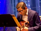 بالصور.. عازف الجيتار وحيد ممدوح يقدم أجمل المؤلفات الموسيقية بالمسرح الصغير