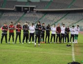 إكرامى يؤم المنتخب فى صلاة المغرب باستاد القاهرة