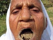 بالصور.. هندية مسنة تأكل الرمل لمدة 60 عاما..وتزعم: جعلنى بصحة جيدة