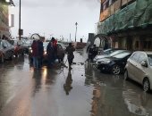بالصور.. أهالى بالإسكندرية يسلكون البالوعات لتصريف مياه الأمطار