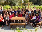 ميشيل أوباما تنشر آخر صورة مع فريقها المساعد فى حديقة البيت الأبيض