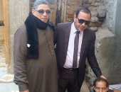 محافظ دمياط يأمر برصف شارع استجابة لمواطن كفيف وآخر معاق