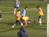 بالفيديو.. ميسي يُهين أومتيتى.. والجماهير تطالبه بالبقاء فى برشلونة