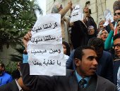 بالصور.. محامون يحتجون ضد شروط نقابة المحامين لتجديد العضوية 