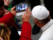 البابا فرنسيس يلتقط صورة "سيلفى" مع سيدة خلال لقائه متضررى زلزال إيطاليا