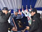 بالصور.. قائد القوات البحرية يهدى الرئيس السيسى المصحف الشريف
