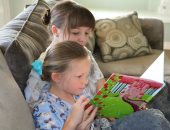 5 قواعد لتعليم طفلك حب القراءة.. جربيها