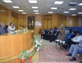 محافظ المنيا يوافق على تمويل الدورات التدريبية لرفع كفاءة العاملين بالصحة