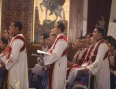 زفة الشمامسة تستعد لاصطحاب البابا تواضروس من المقر الباباوى ليرأس القداس