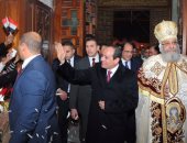 بالفيديو والصور.. السيسى يصافح الأقباط فى الكاتدرائية.. ويردون عليه بالورود وأعلام مصر